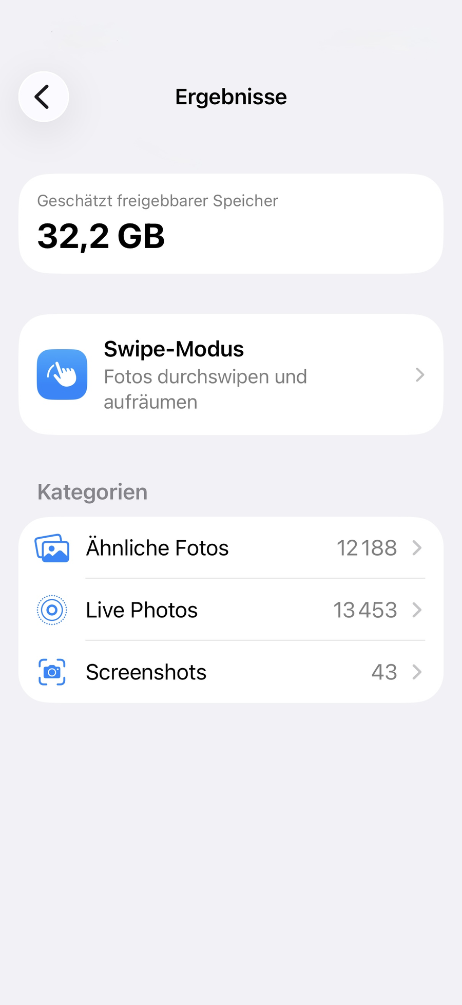 PhotoVoid Ergebnisse-Bildschirm mit geschätzt freigebbarem Speicher, Swipe-Modus und den Kategorien Ähnliche Fotos, Live Photos und Screenshots